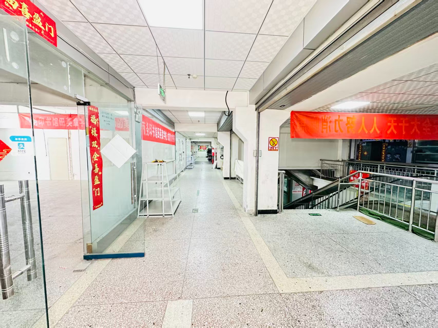 信用街引入人工智能技术应用场景，推动AI与商业、零售、电商、企业服务等领域融合发展。