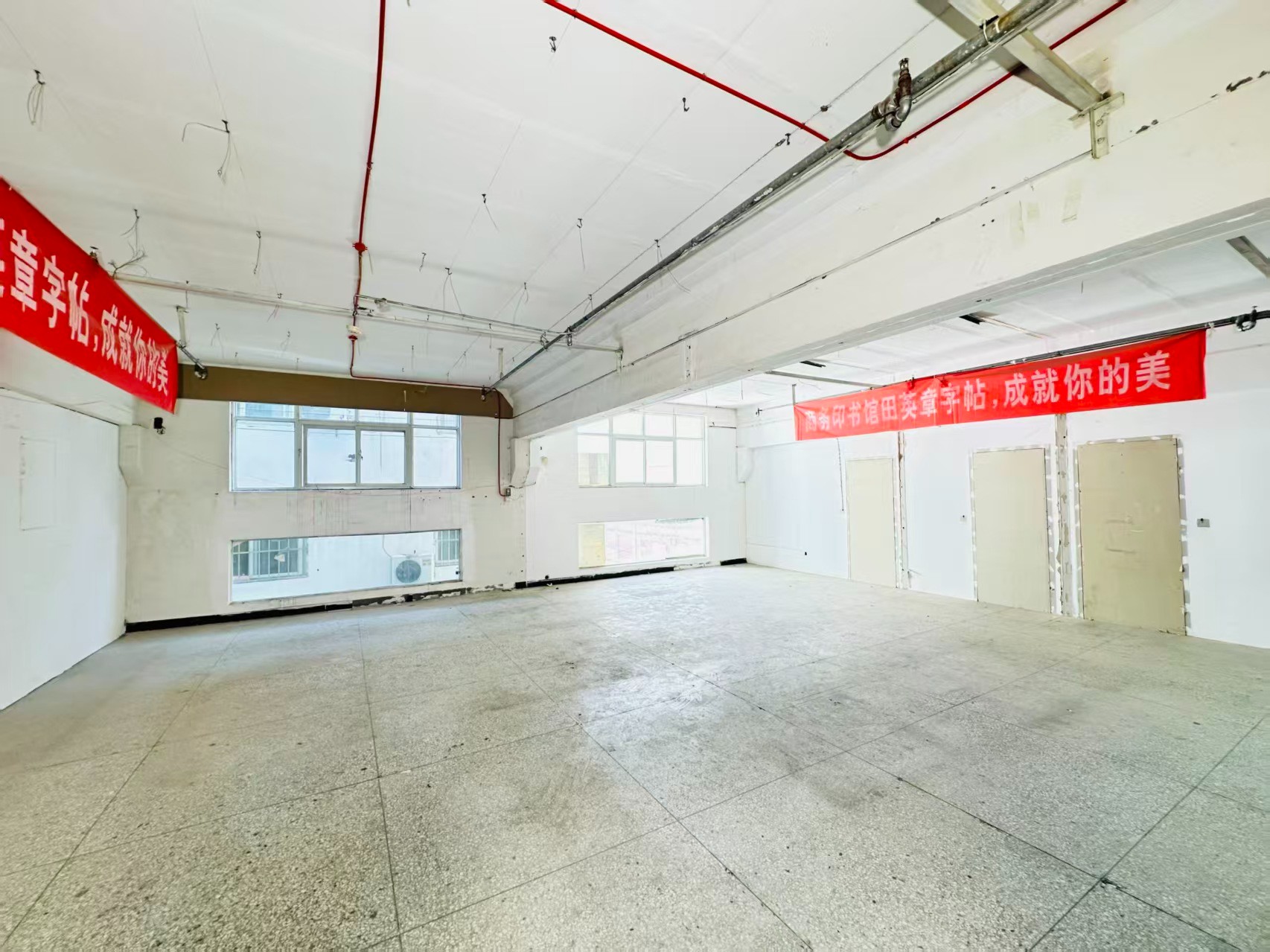 信用街重点吸引人工智能应用、数字经济、电商直播、智能制造服务、软件开发、科技创新企业及创业团队入驻